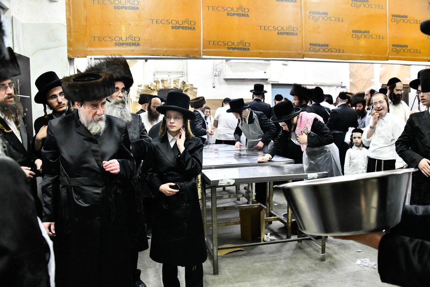 האדמו"ר מרחמסטריווקא באפיית מצות ערב פסח