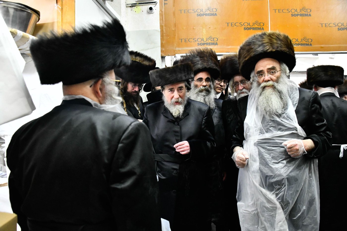 האדמו"ר מרחמסטריווקא באפיית מצות ערב פסח