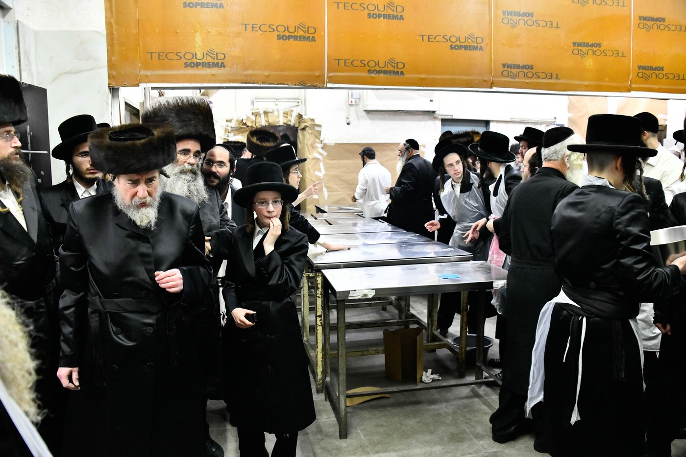 האדמו"ר מרחמסטריווקא באפיית מצות ערב פסח