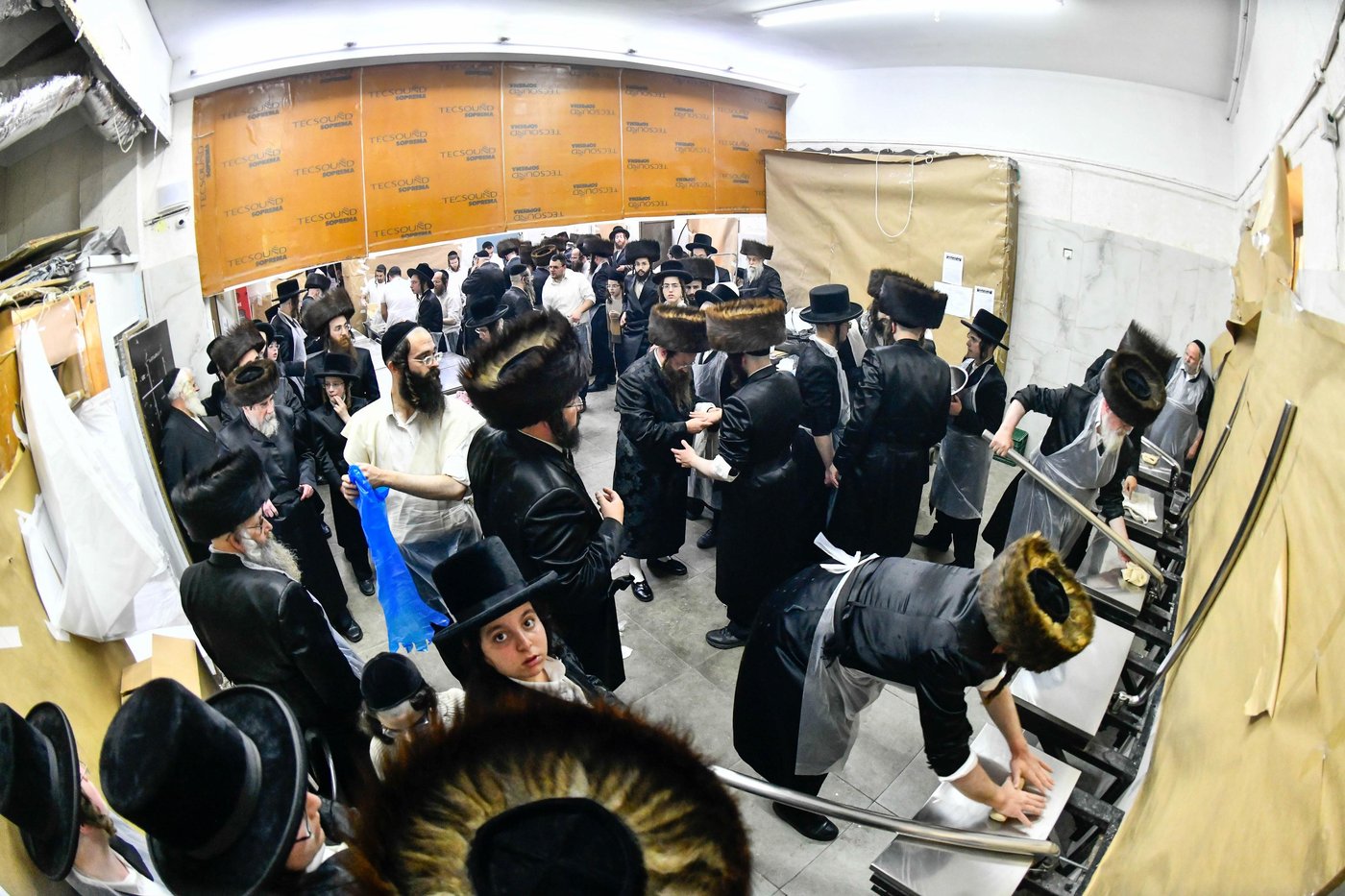 האדמו"ר מרחמסטריווקא באפיית מצות ערב פסח