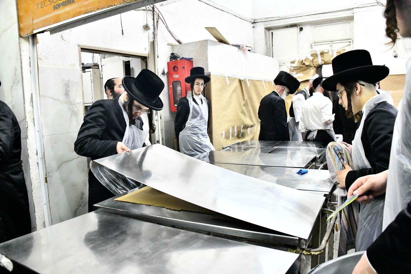 האדמו"ר מרחמסטריווקא באפיית מצות ערב פסח