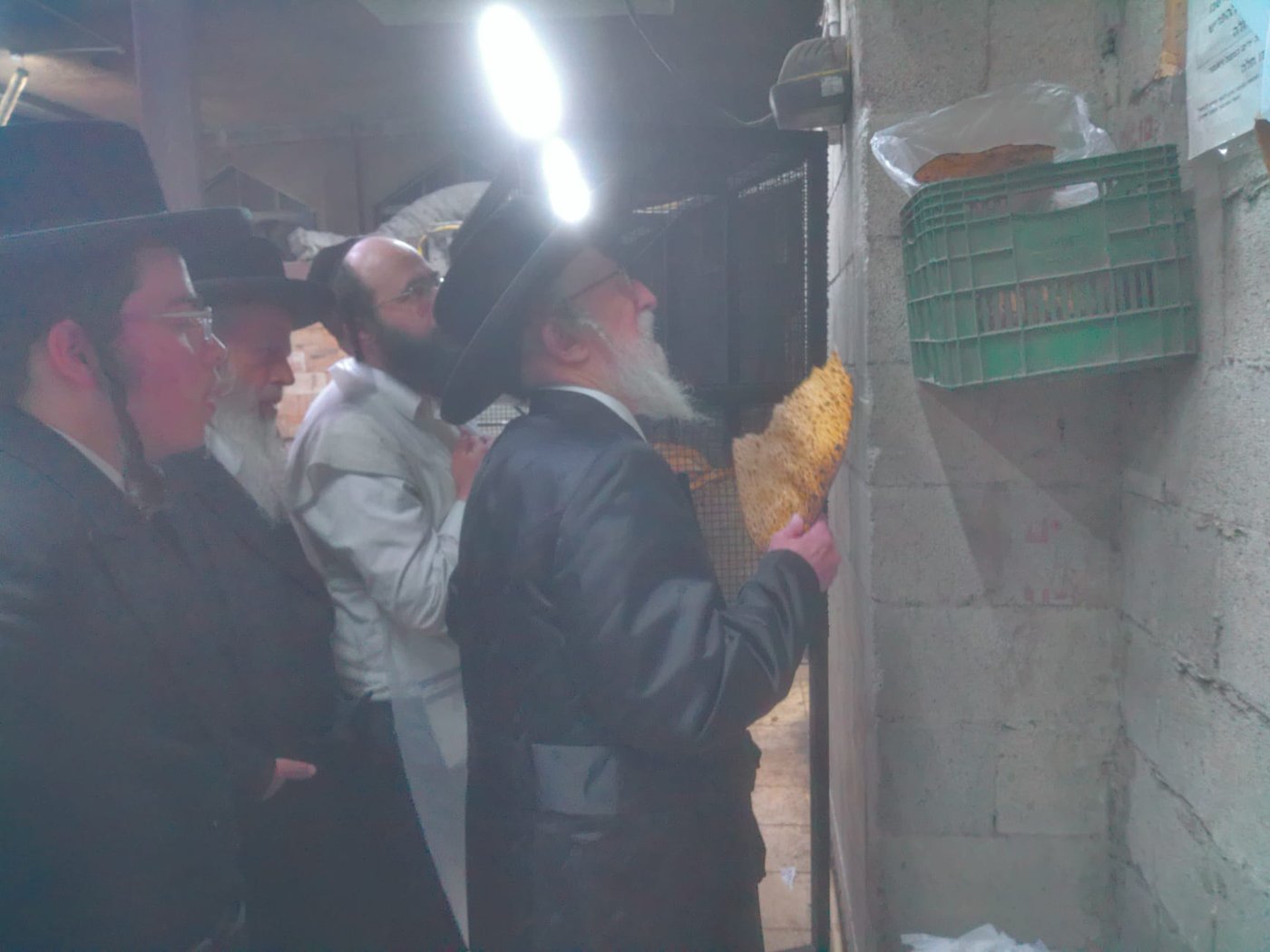 האדמו"ר מזלאטשוב באפיית מצות