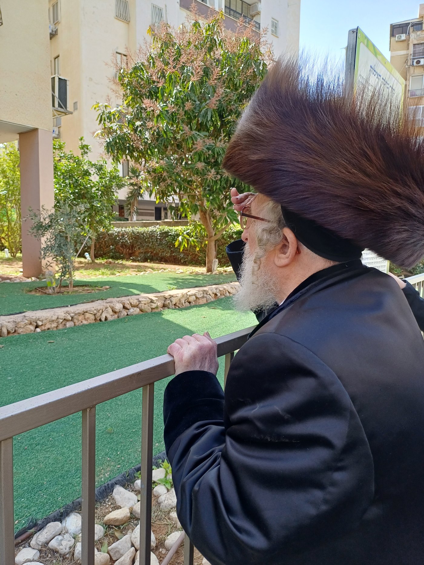 האדמו"ר מזלאטשוב בברכת האילנות