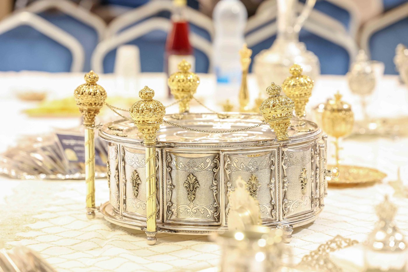 קערת ליל הסדר של האדמו"ר מויז'ניץ בטיש חול המועד פסח