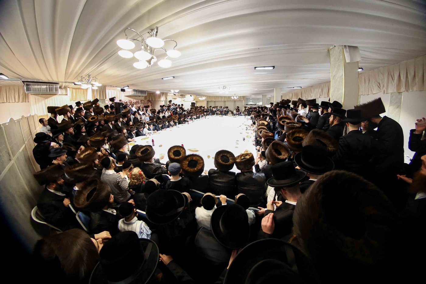 האדמו"ר מויז'ניץ בטיש חול המועד פסח