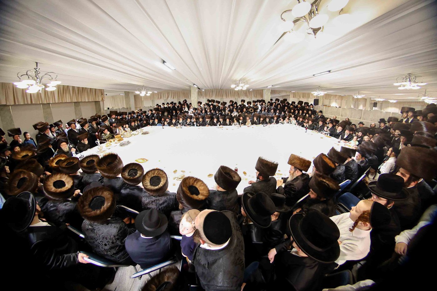 האדמו"ר מויז'ניץ בטיש חול המועד פסח