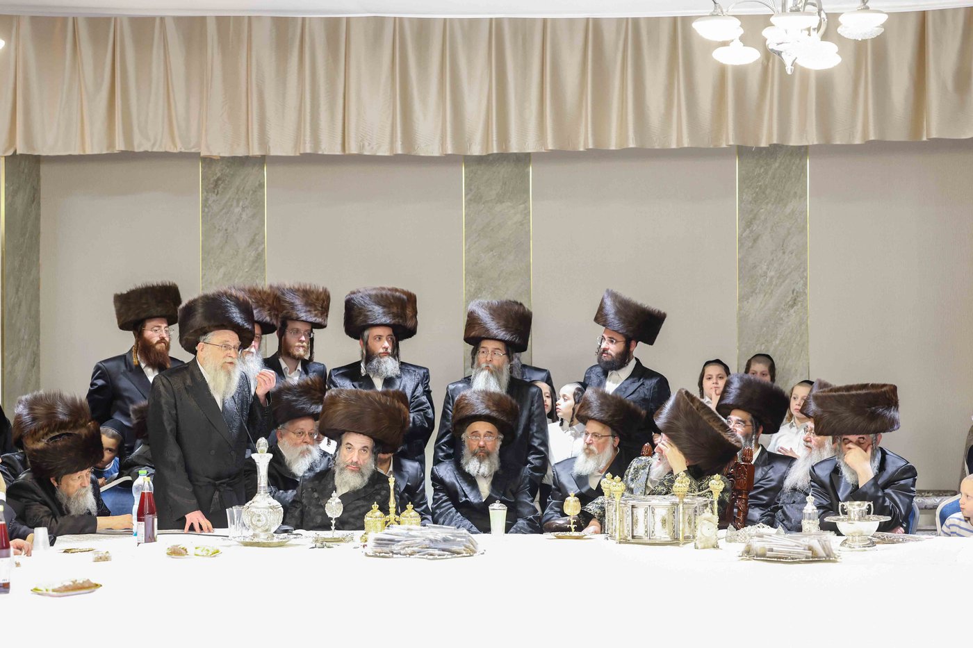 האדמו"ר מויז'ניץ בטיש חול המועד פסח