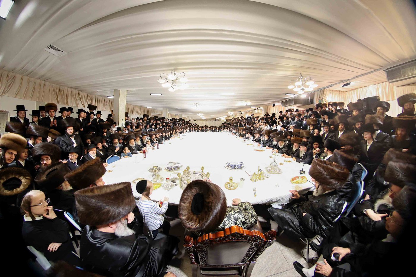 האדמו"ר מויז'ניץ בטיש חול המועד פסח