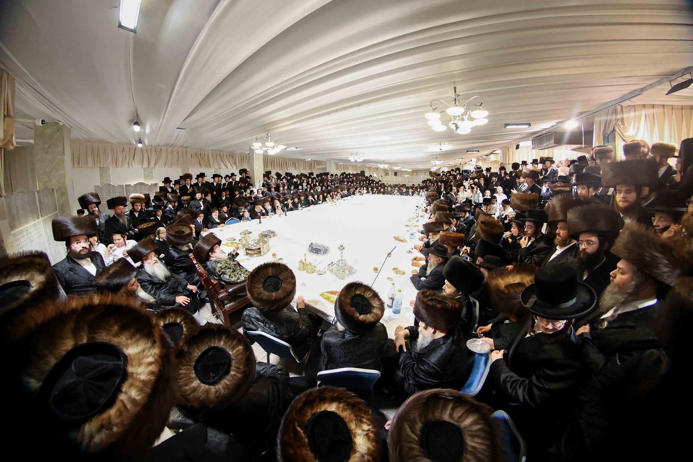 האדמו"ר מויז'ניץ בטיש חול המועד פסח