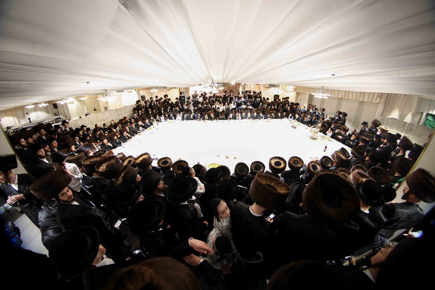 האדמו"ר מויז'ניץ בטיש חול המועד פסח