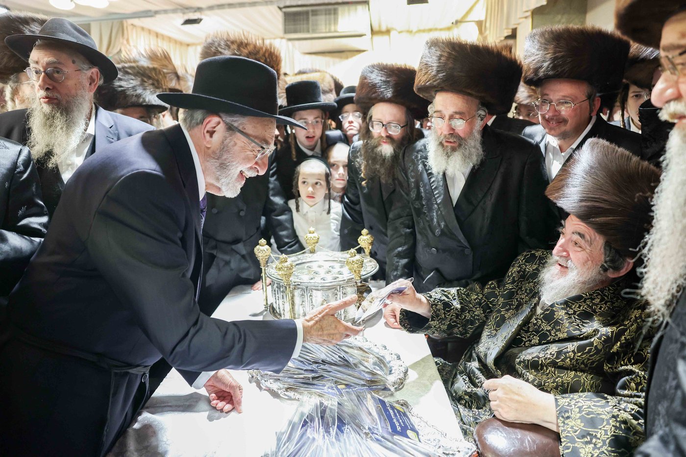 האדמו"ר מויז'ניץ בטיש חול המועד פסח