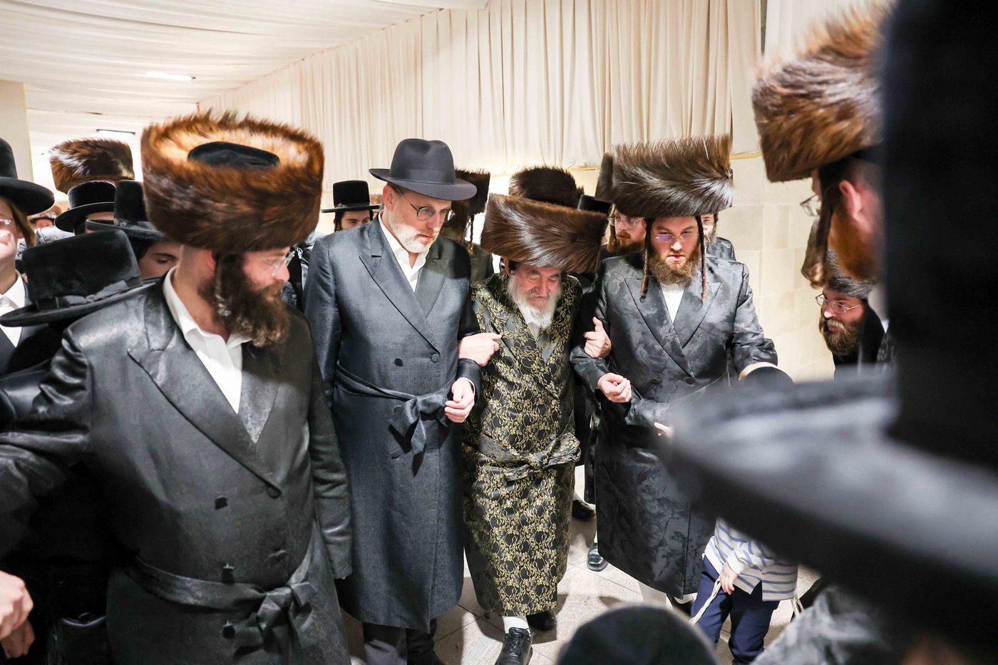 האדמו"ר מויז'ניץ בטיש חול המועד פסח