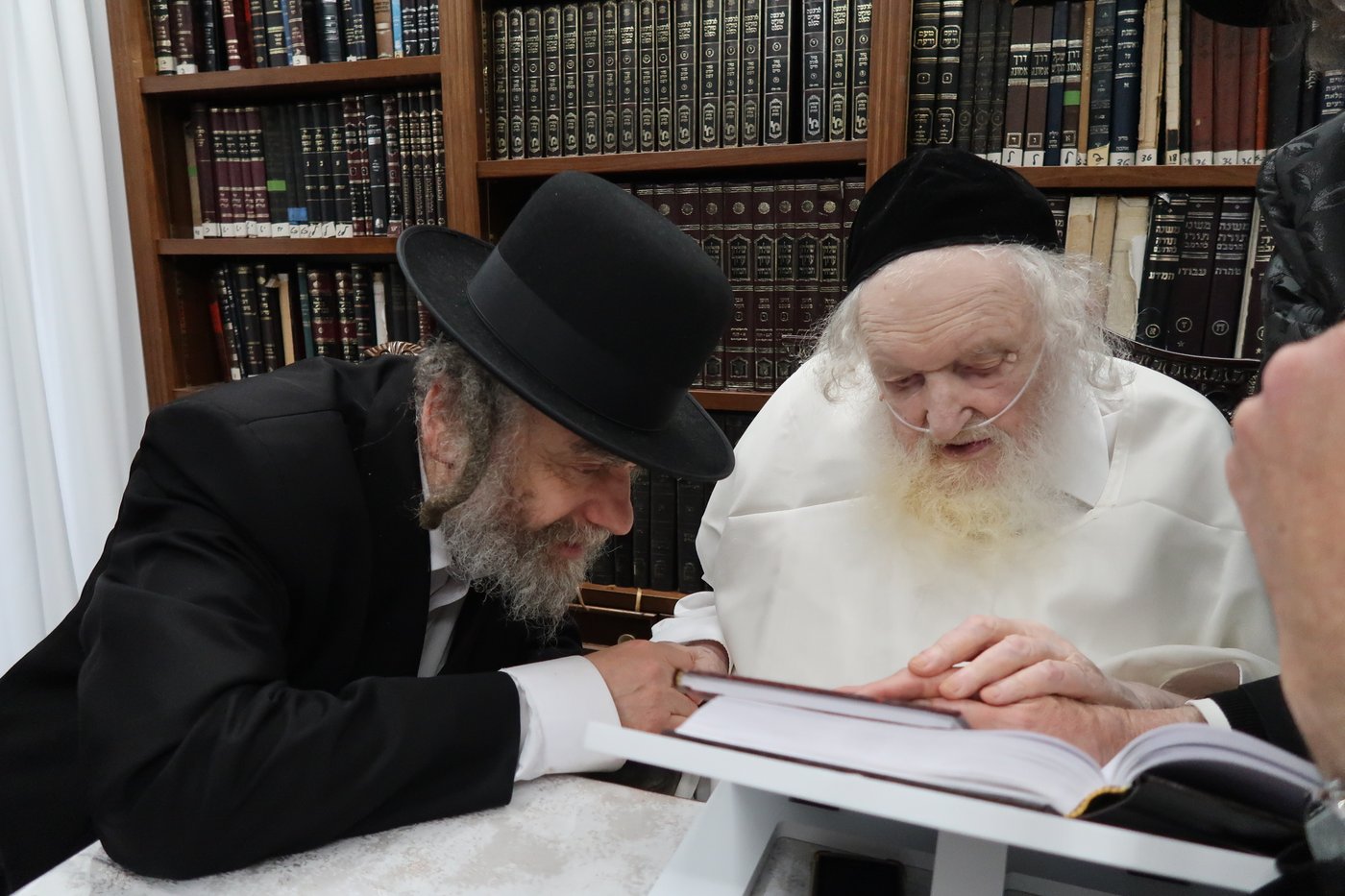 חג הפסח במעונו של הגר"מ שטרנבוך