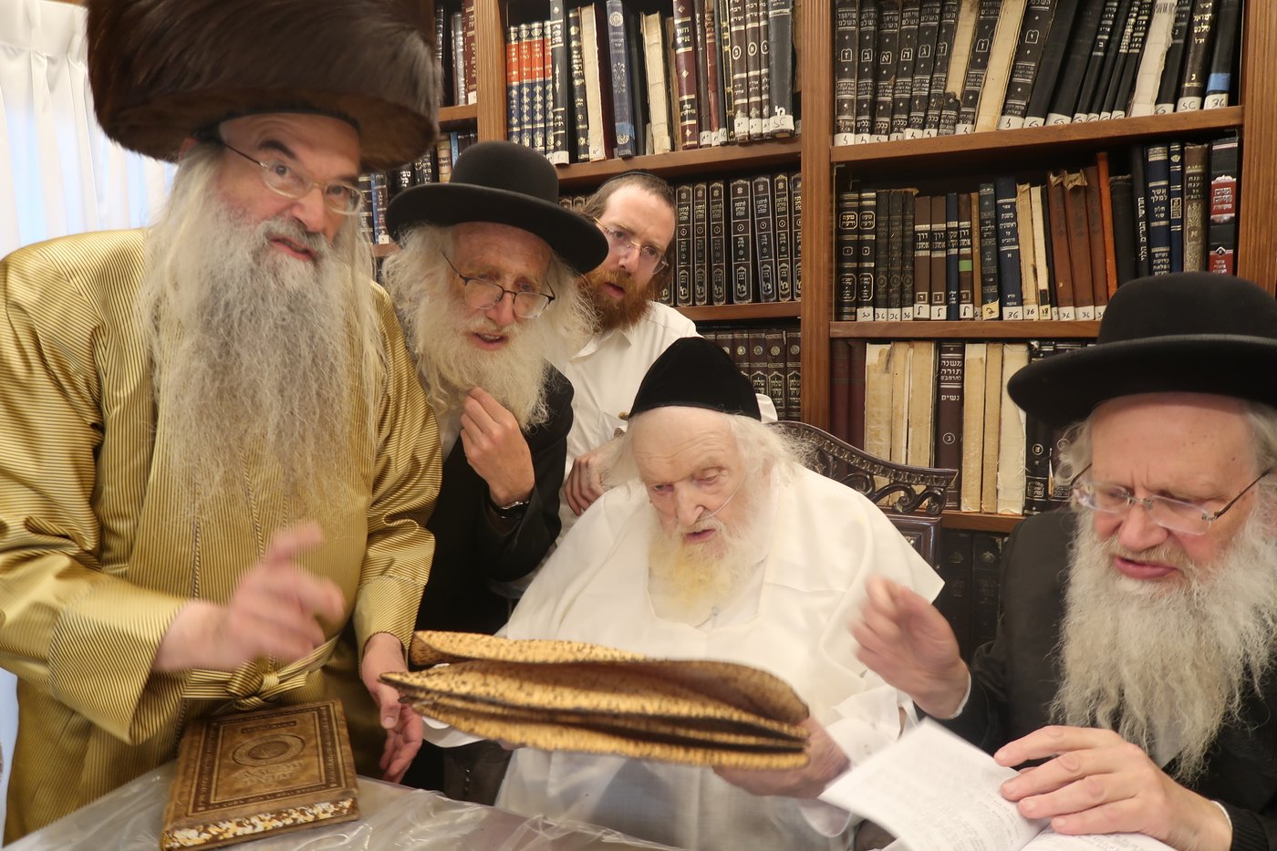 חג הפסח במעונו של הגר"מ שטרנבוך