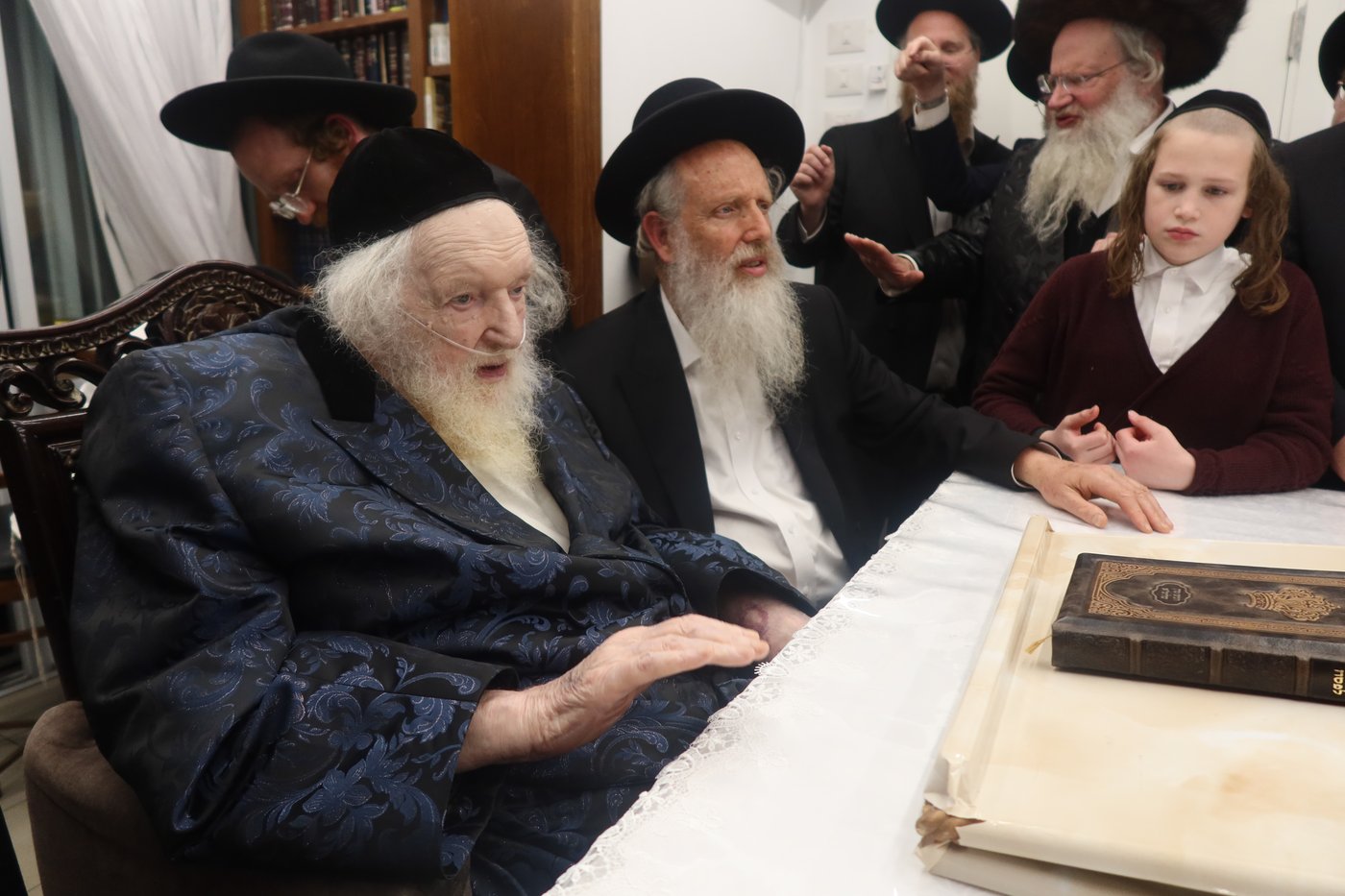 חג הפסח במעונו של הגר"מ שטרנבוך