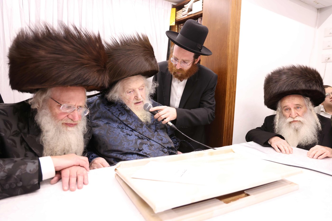 חג הפסח במעונו של הגר"מ שטרנבוך