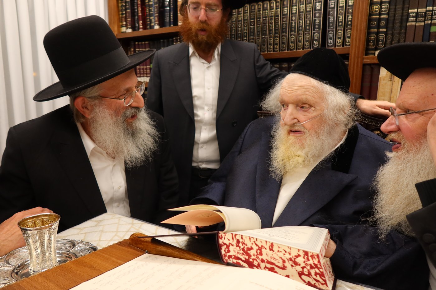 חג הפסח במעונו של הגר"מ שטרנבוך