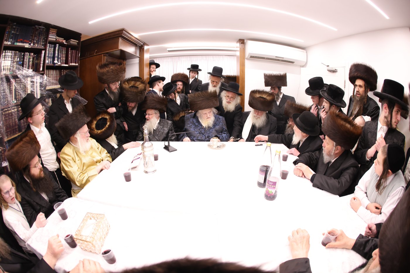 חג הפסח במעונו של הגר"מ שטרנבוך