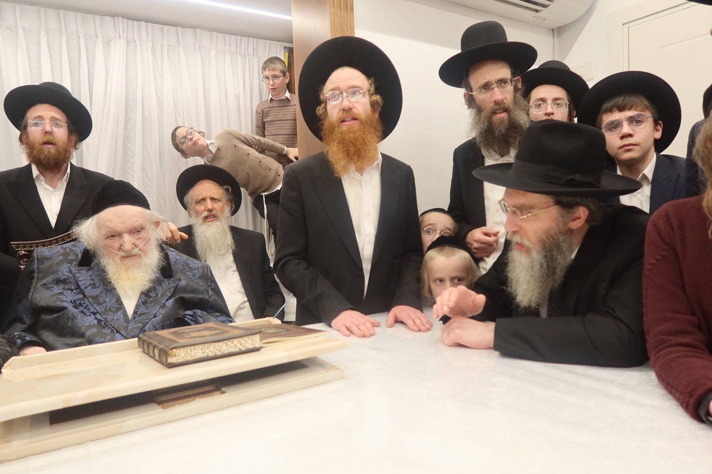 חג הפסח במעונו של הגר"מ שטרנבוך