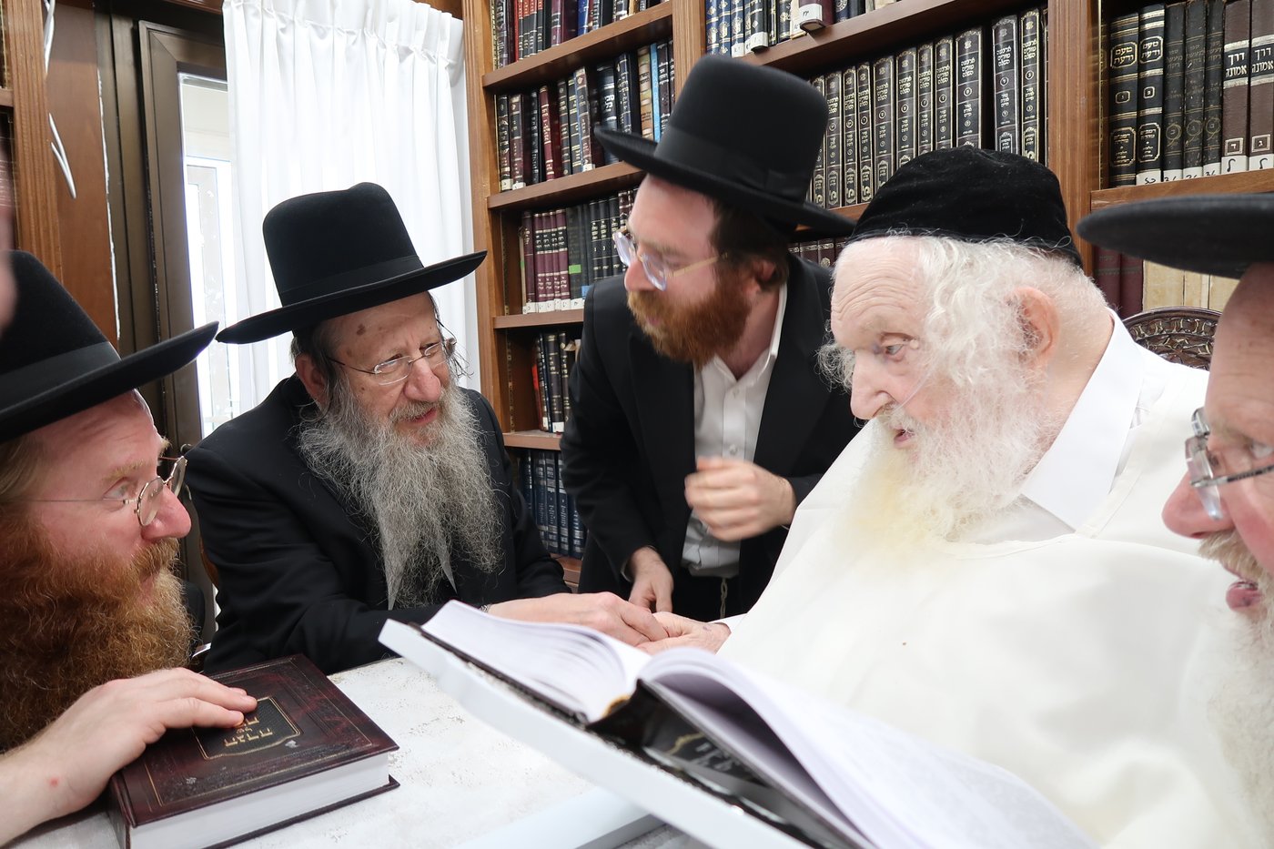 חג הפסח במעונו של הגר"מ שטרנבוך