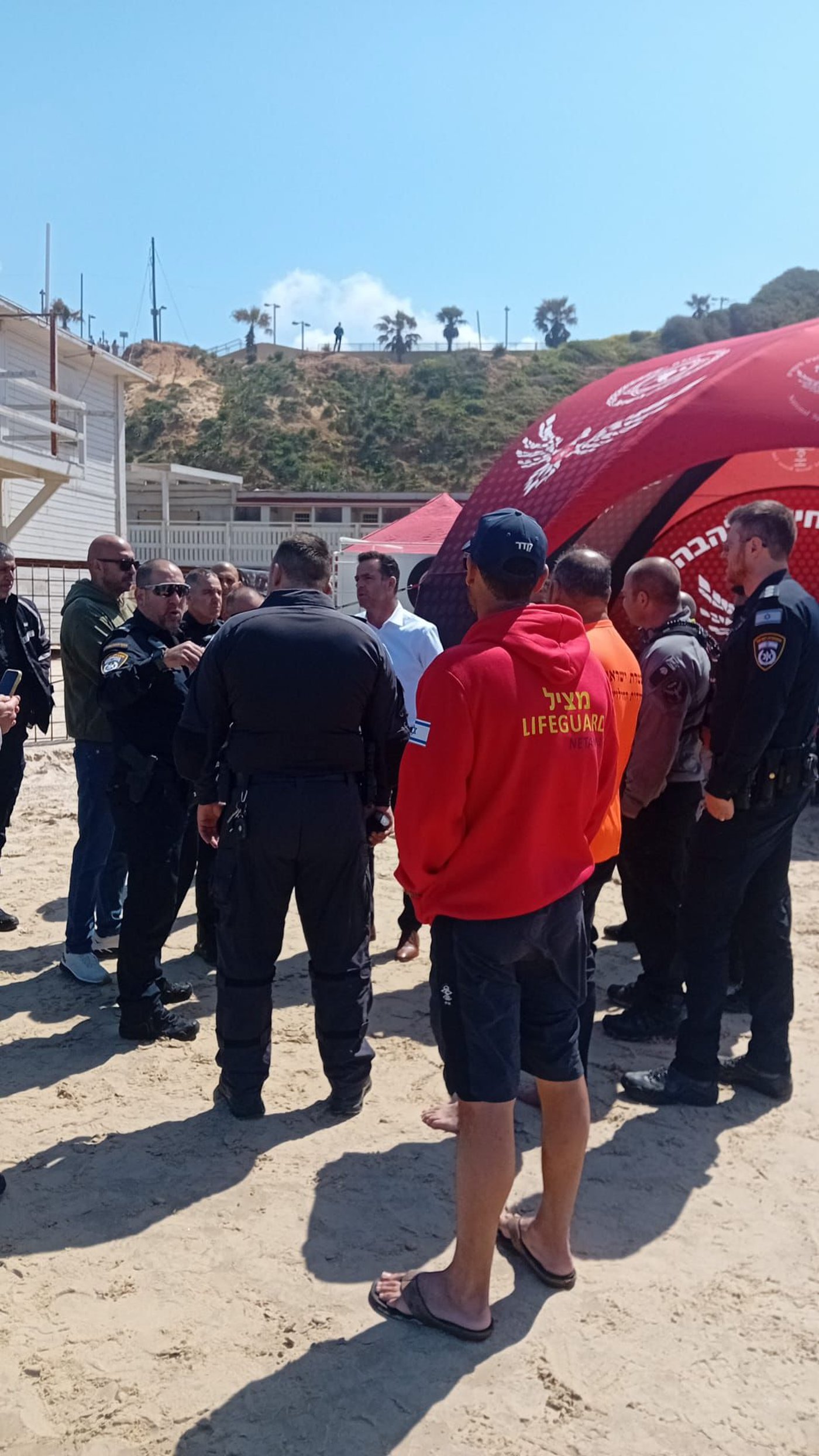 נמשכים החיפושים אחר הבחור שטבע: עשרות מחפשים בלילה, צוללנים יצטרפו בבוקר | כל הפרטים