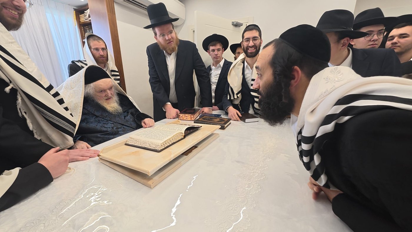 חג הפסח במעונו של הגר"מ שטרנבוך