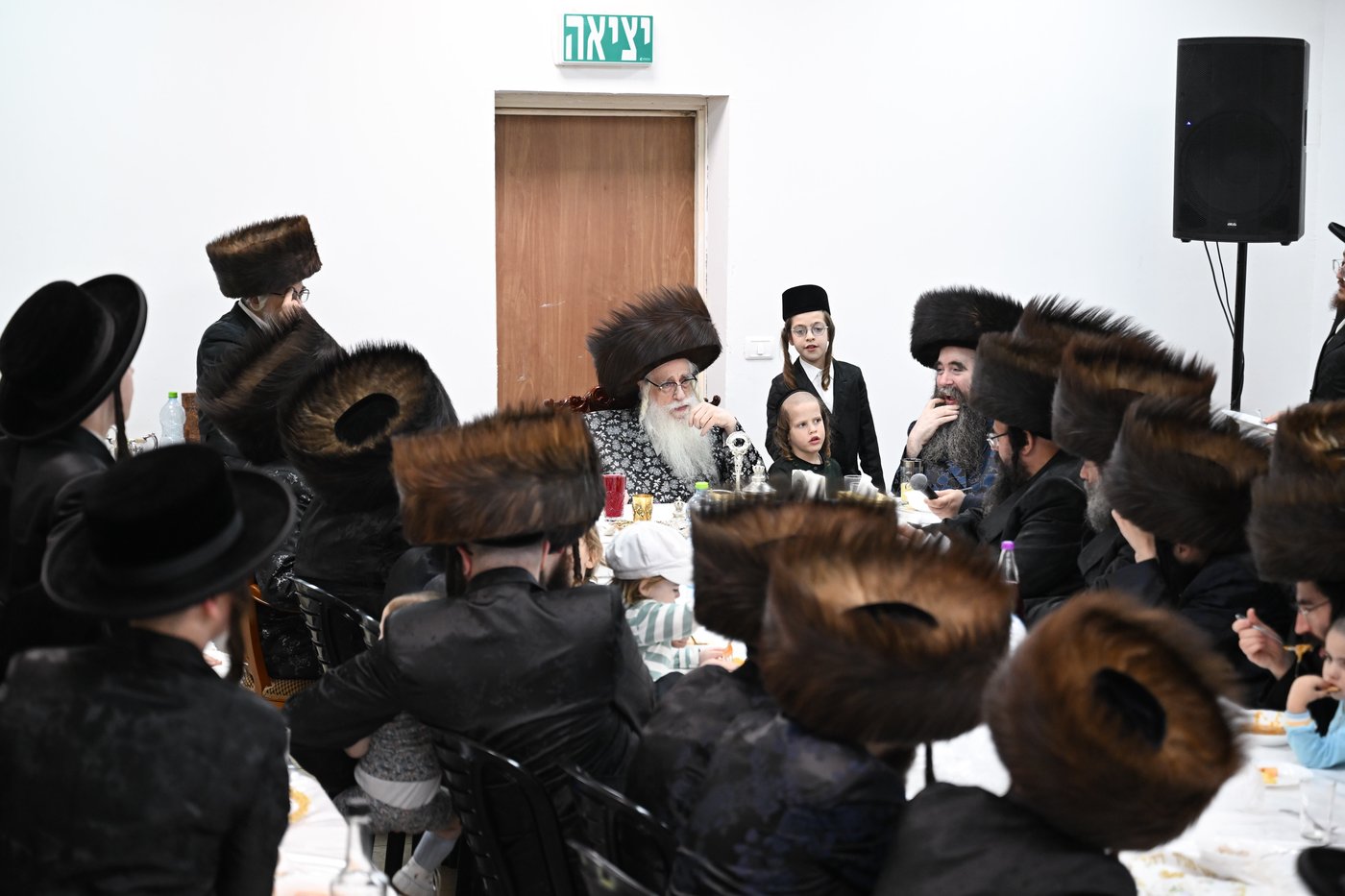 האדמו"ר מצאנז בטיש חול המועד ביארצייט של חותנו זצ"ל