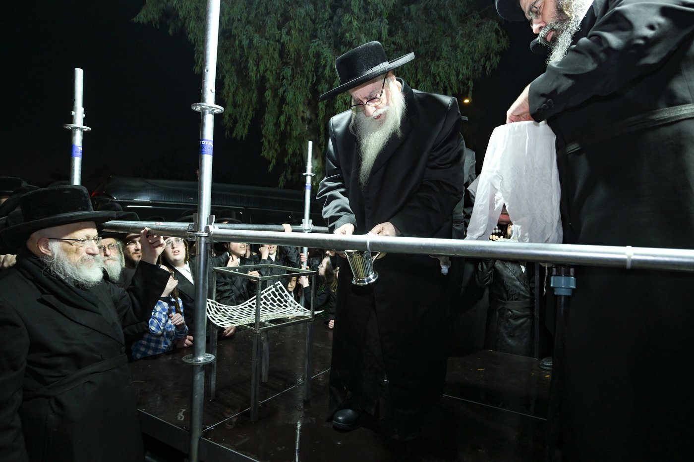 האדמו"ר מצאנז בשאיבת מים שלנו