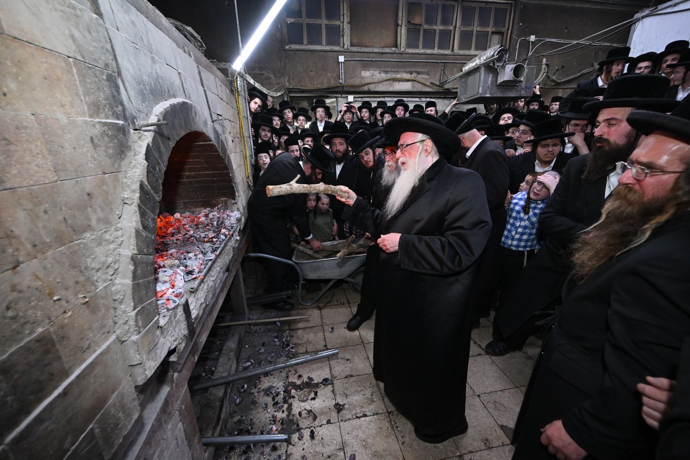 האדמו"ר מצאנז בליבון תנור המצות