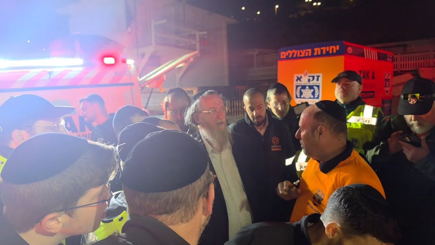 הגר"ש שפיגל הלילה עם כוחות זק"א בחוף בנתניה