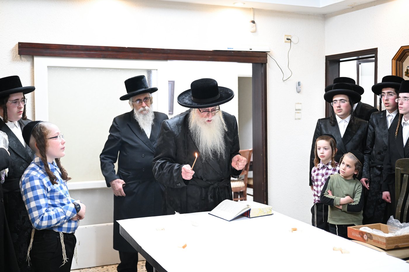 האדמו"ר מצאנז בבדיקת חמץ