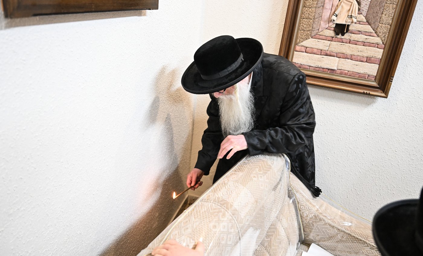 האדמו"ר מצאנז בבדיקת חמץ