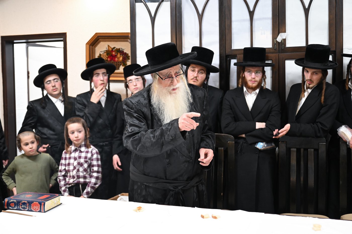 האדמו"ר מצאנז בבדיקת חמץ