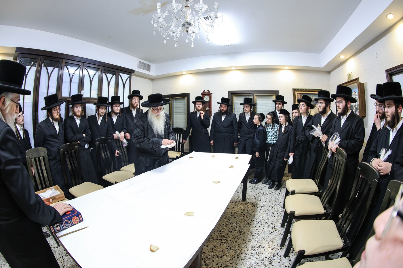 האדמו"ר מצאנז בבדיקת חמץ