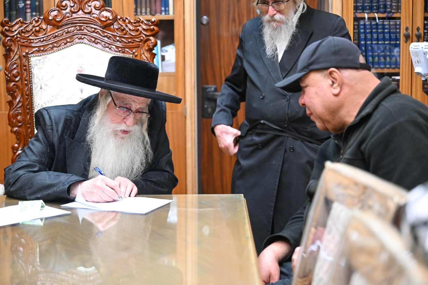 האדמו"ר מצאנז במכירת חמץ לגוי