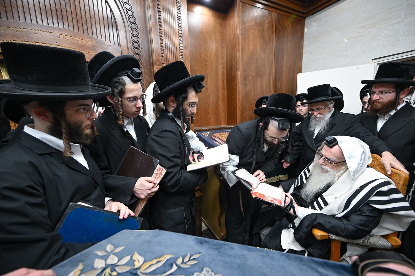 האדמו"ר מצאנז בסיומי בכורים בערב פסח