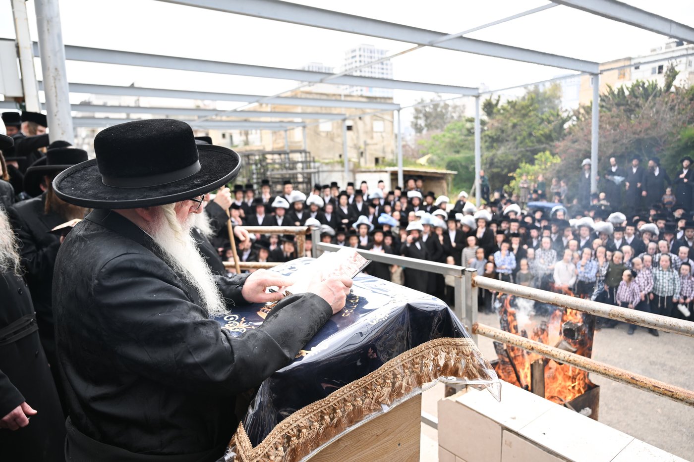 האדמו"ר מצאנז בשריפת החמץ