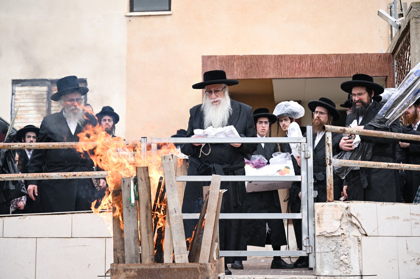 האדמו"ר מצאנז בשריפת החמץ