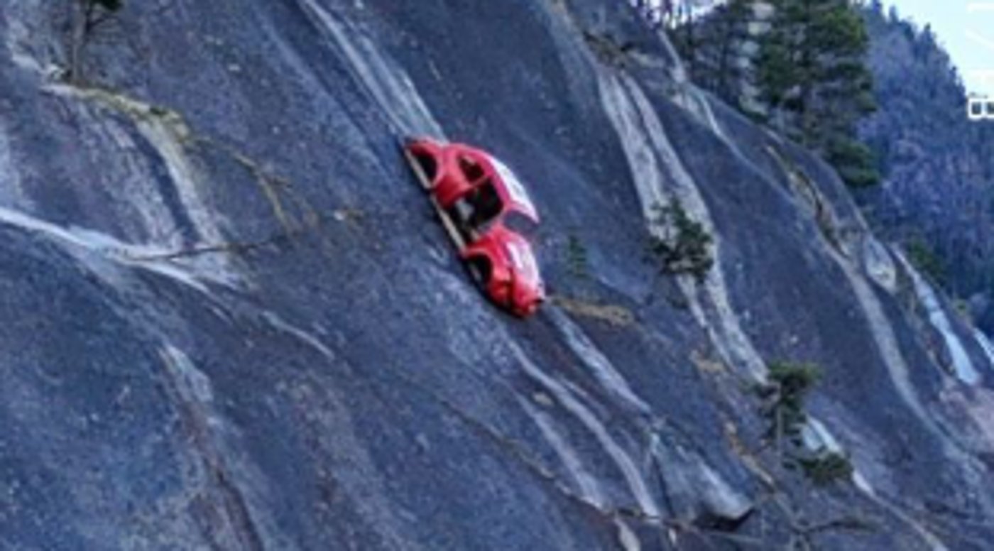 ה'חיפושית' התלויה על הכביש