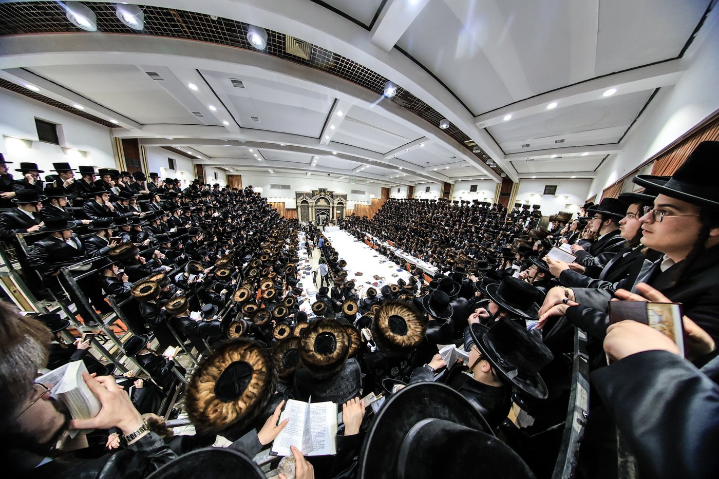 האדמו"ר מצאנז בטיש שביעי של פסח