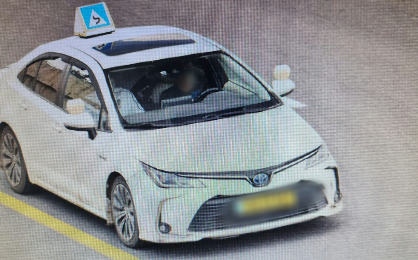 המורה לנהיגה והתלמיד עם הטלפון ביד