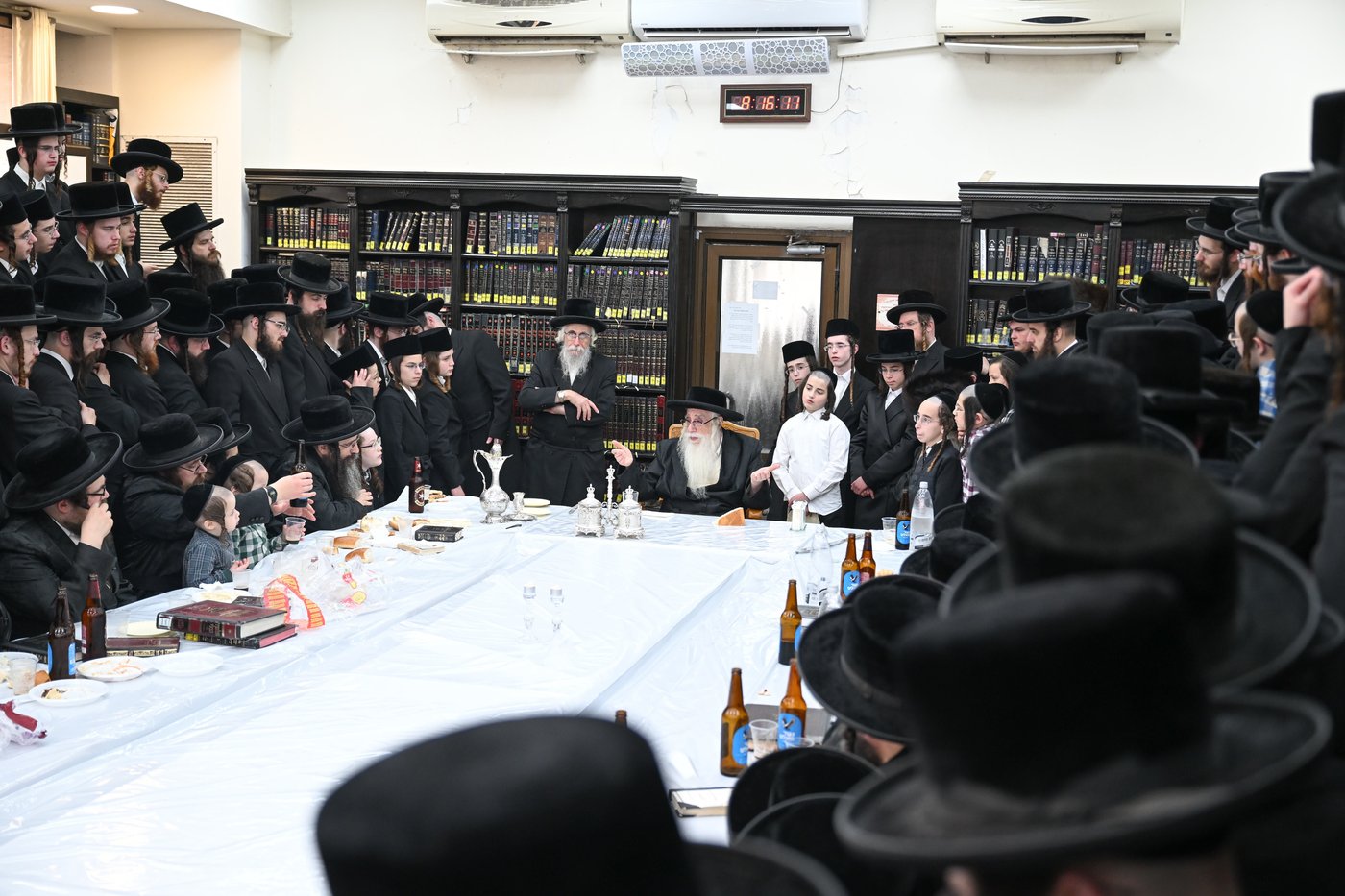 האדמו"ר מצאנז בטיש ערב פסח