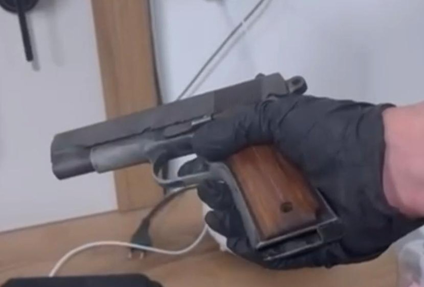 האקדח שנמצא ליד מיטתו
