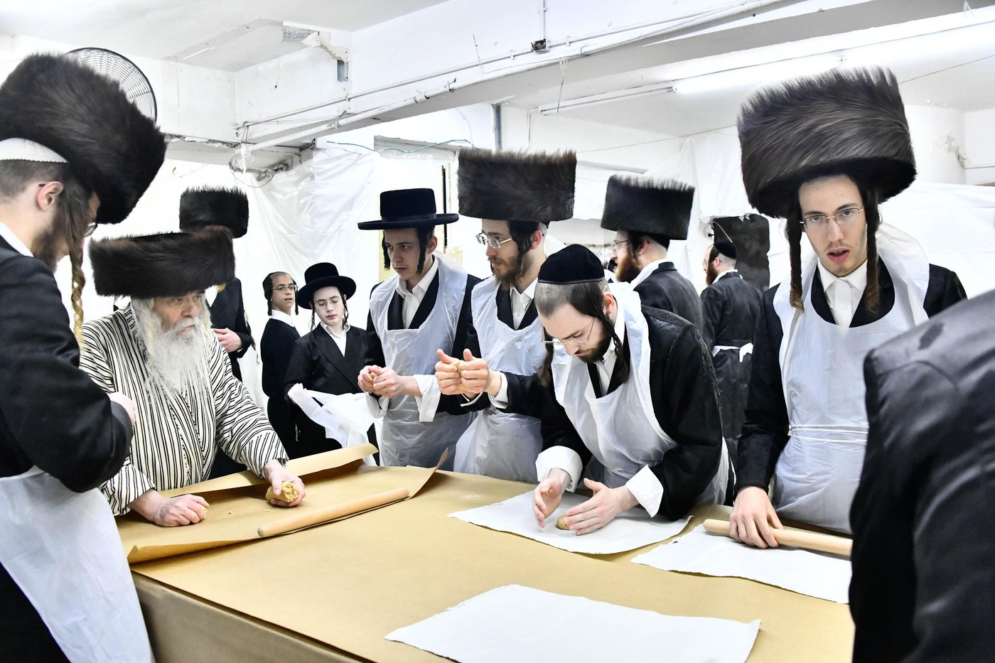 האדמו"ר מקרעטשניף י-ם באפיית מצות