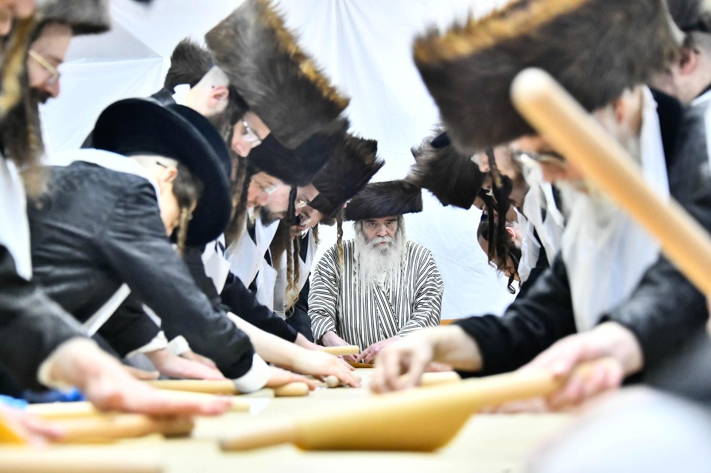 האדמו"ר מקרעטשניף י-ם באפיית מצות