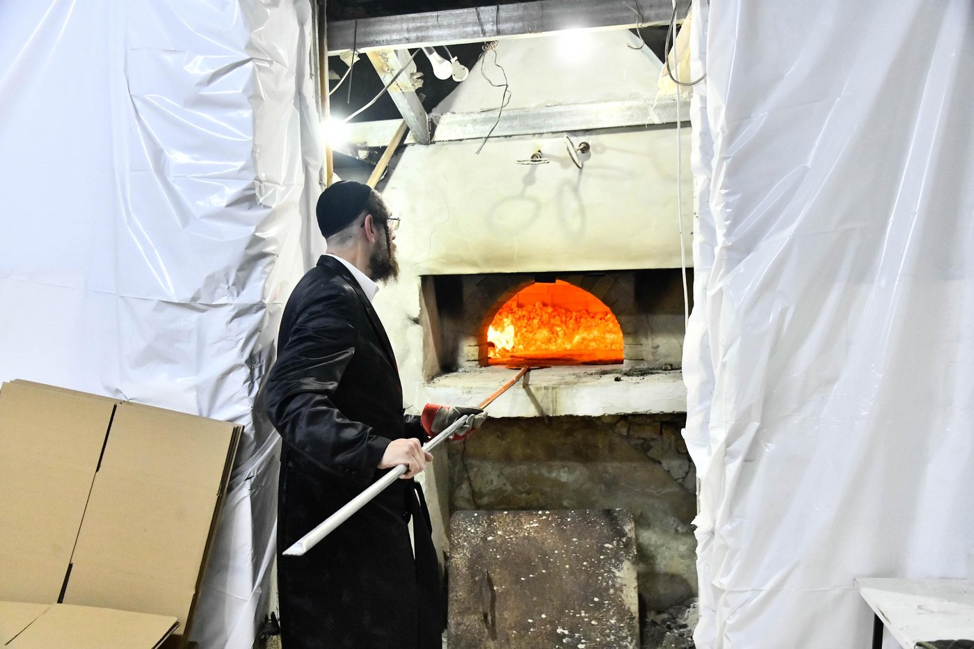 האדמו"ר מקרעטשניף י-ם באפיית מצות