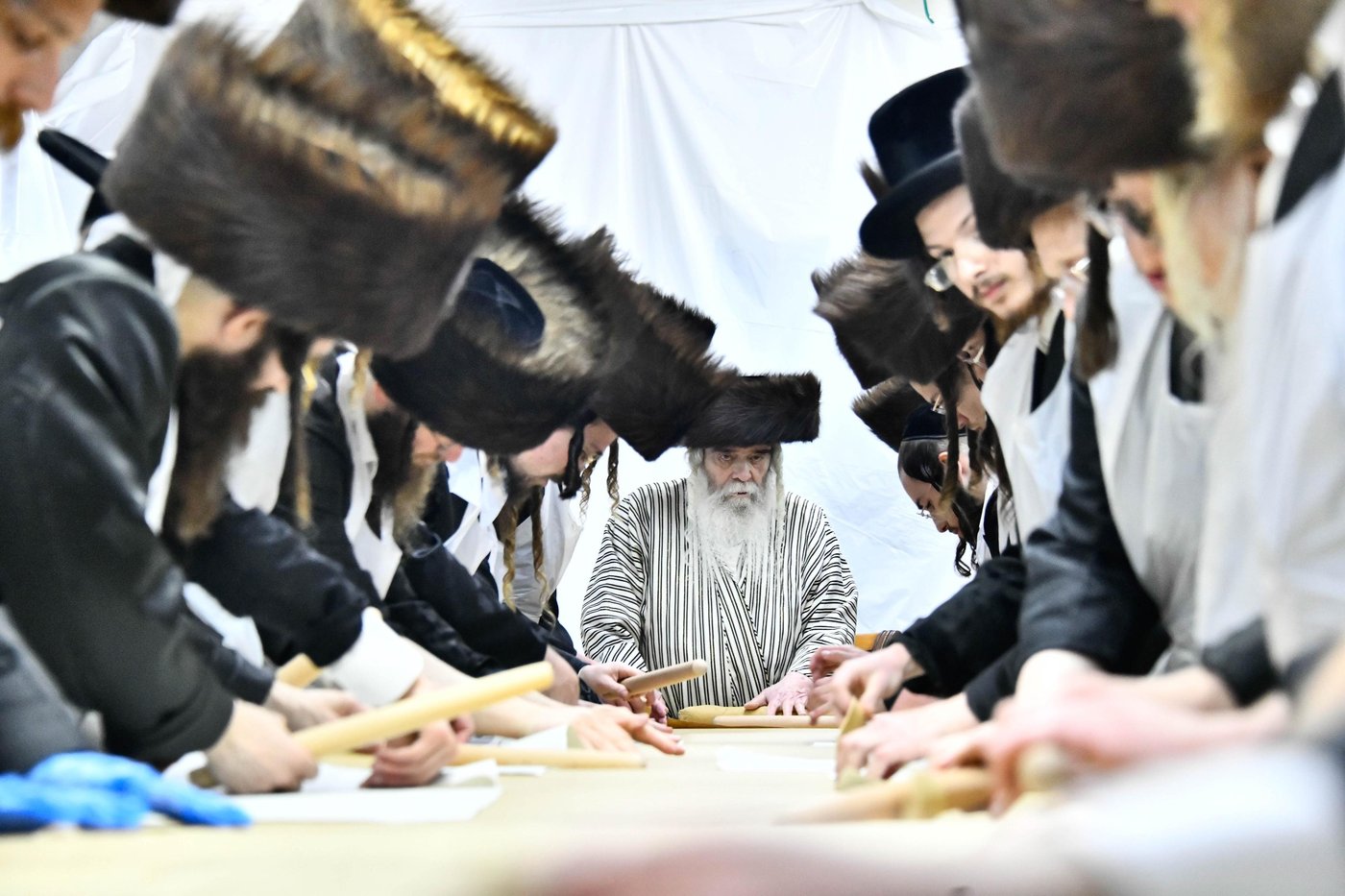 האדמו"ר מקרעטשניף י-ם באפיית מצות