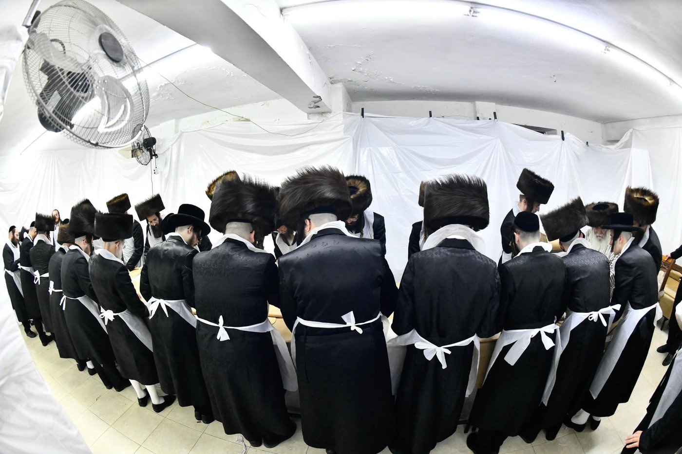 האדמו"ר מקרעטשניף י-ם באפיית מצות