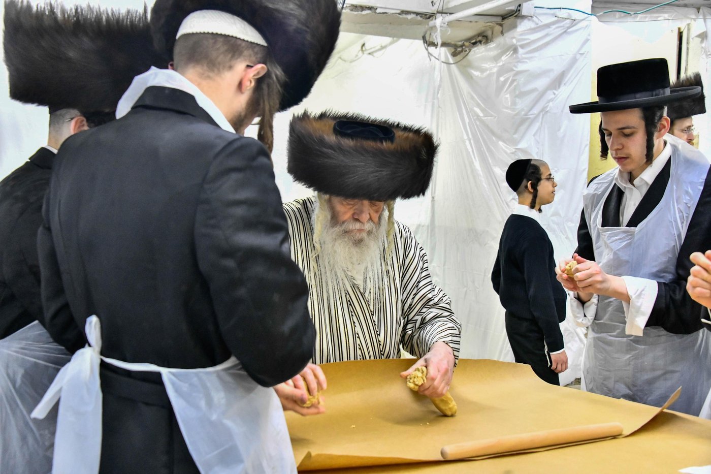 האדמו"ר מקרעטשניף י-ם באפיית מצות