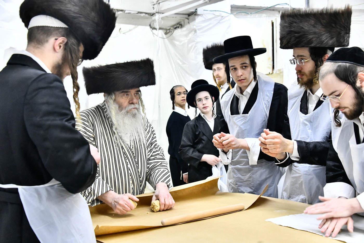 האדמו"ר מקרעטשניף י-ם באפיית מצות